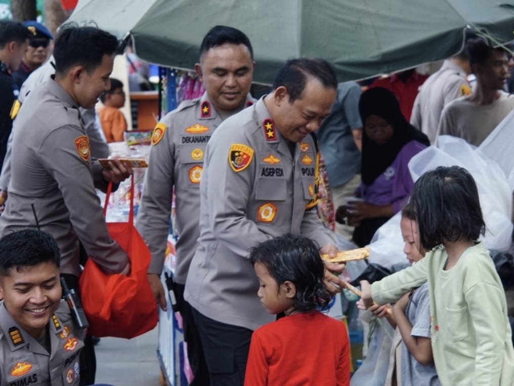 Saat Pantau Libur Akhir Tahun di Ancol, Kapolda Metro Jaya Bagi-bagi Cokelat ke Pengunjung